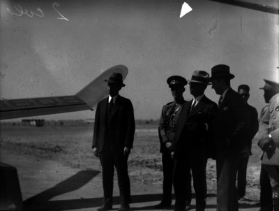 Pascual Ortíz Rubio con un grupo de personas en un campo aereo