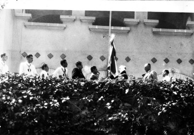 Pascual Ortiz Rubio entregando bandera a deportistas mexicanos