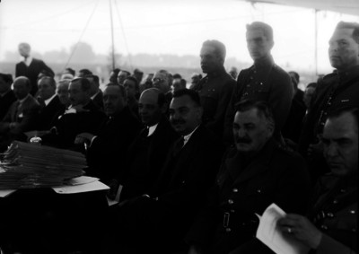 Abelardo L. Rodríguez, Plutarco Elias Calles, Aarón Sáenz y otros funcionarios en un acto cívico