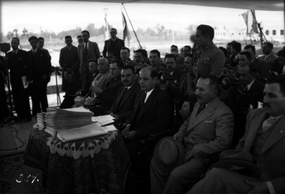 Abelardo L. Rodríguez entregando títulos de propiadad