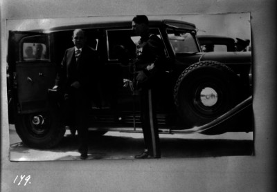 Abelardo L. Rodríguez bajando de un automóvil