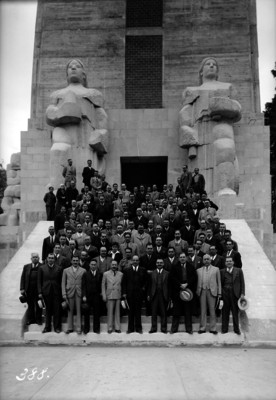 Abelardo L. Rodríguez con funcionarios en el monumento a Alvaro Obregón retrato de grupo
