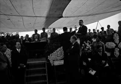 Abelardo L. Rodríguez entregando documentos durante una ceremonia