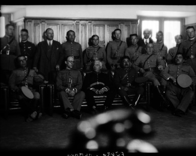 Pedro J. Almada acompañado de militares