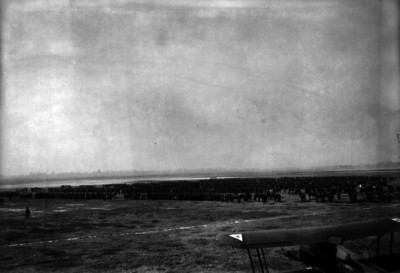 Prácticas militares en un campo aéreo