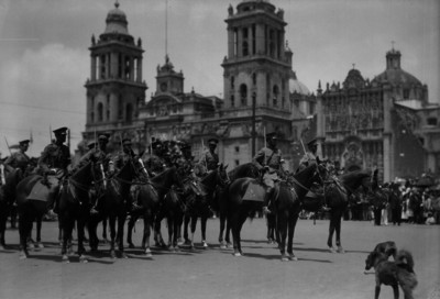 Eulogio Ortíz y militares desfilando frente a la catedral