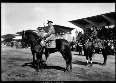Pedro J. Almada pasando revista en la 1° zona militar en los campos de Balbuena