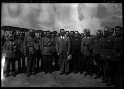 Lázaro Cárdenas del Río y oficiales en la Escuela militar de aviación