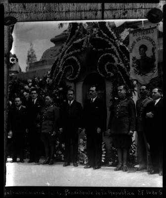 Lázaro Cárdenas montando guardia de honor al pie de la Columna de la Independencia