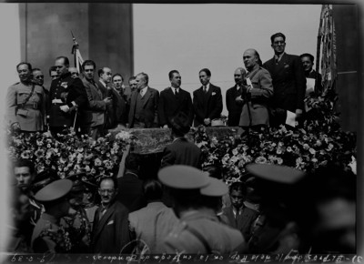 Lázaro Cárdenas en la entrega de banderas