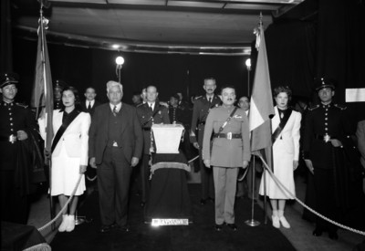 Militares y civiles en un velatorio