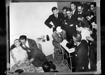 Médicos interviniendo a León Trotsky
