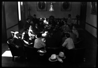 Diputados y senadores en una asamblea
