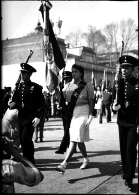 Escolta del Colegio Militar desfilando en la Cd. de México