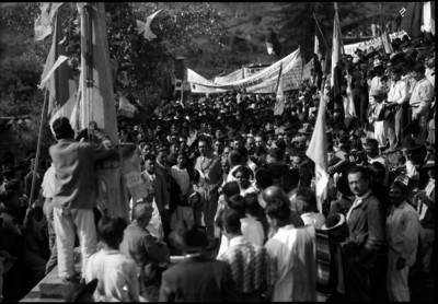 Lázaro Cárdenas en medio de una multitud campesina durante una manifestación