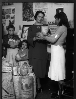 Mujer donando alimentos para la ayuda de niños españoles