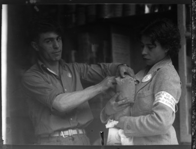 Hombre donando alimentos para los niños del pueblo español