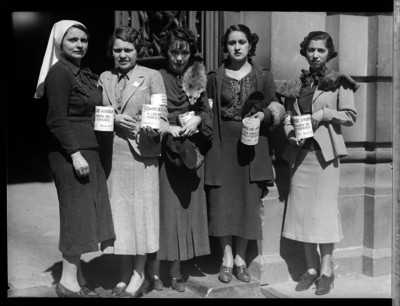 Mujeres pidiendo donativo para la ayuda de los niños del pueblo español