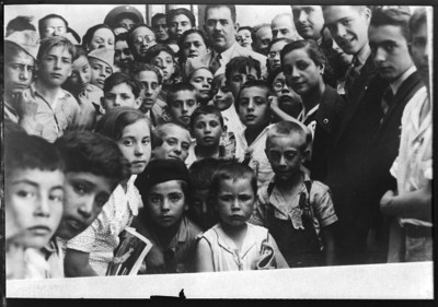 Lázaro Cárdenas con niños españoles durante su visita a la Escuela Industrial México-España