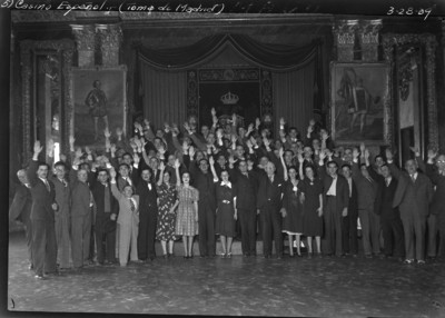 Falangistas celebran en el Casino Español la toma de Madrid por el general Francisco Franco
