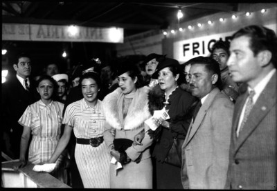 Amalia Solórzano de Cárdenas en compañía de mujeres visitando un ingenio azucarero