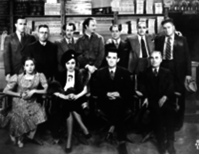 Raúl Castellanos acompañado por personas, retrato de grupo