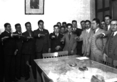 Silvano Barba González con funcionarios rindiendo protesta