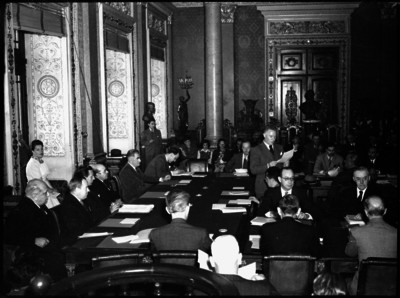 Funcionario leyendo un documento en una reunión