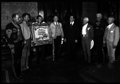 Lázaro Cárdenas recibe un reconocimiento por parte de miembros de una asociación charra de México