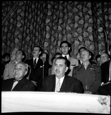 Lázaro Cárdenas en un evento político con funcionarios