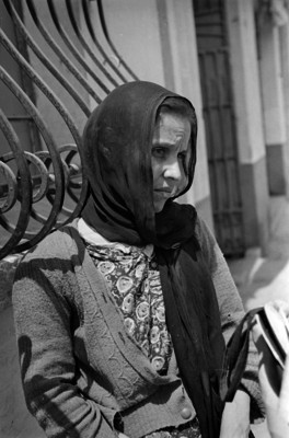 Mujer atendida por una trabajadora social