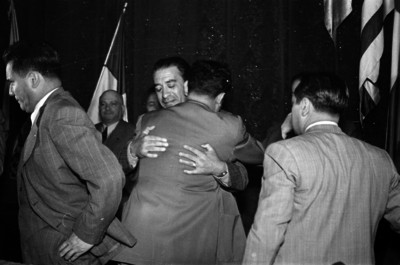 Vicente Lombardo Toledano recibe felicitaciones de funcionarios
