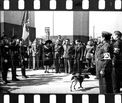 Funcionarios presidiendo honores a la bandera