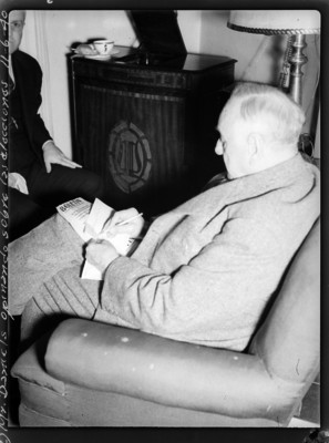 Josephus Daniels escribiendo en un papel