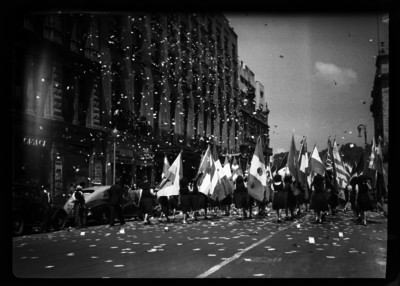 Mujeres con banderas de diferentes países desfilarn por una calle de la Ciudad de México