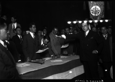Gonzalo N. Santos rindiendo protesta como Secretario General del Partido Nacional Revolucionario