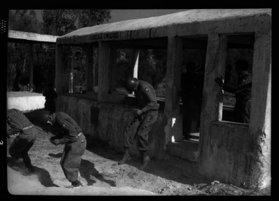 Soldados realizando ejercicios militares