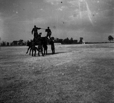 Militares a caballo realizando ejercicios