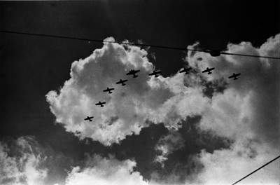 Aviones militares en formación delta
