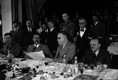 Lázaro Cárdenas durante un banquete con militares