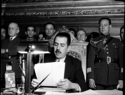 Lázaro Cárdenas leyendo un discurso