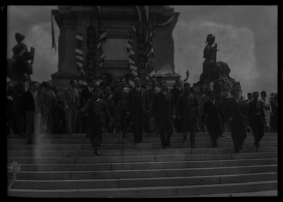 Lázaro Cárdenas con funcionarios y militares bajando escalones del monumento a la Independencia
