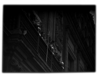 Lázaro Cárdenas y funcionarios en un palco de Palacio Nacional