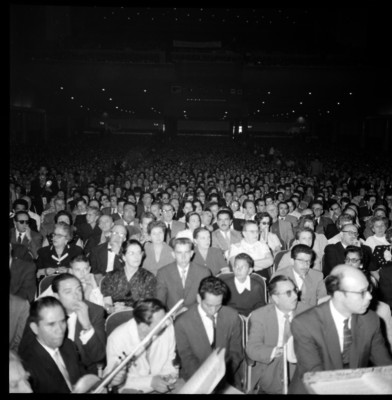 Personas en un evento político en un auditorio