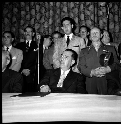 Lázaro Cárdenas con residentes de la colonia española