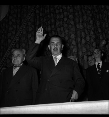 Lázaro Cárdenas presidiendo una ceremonia