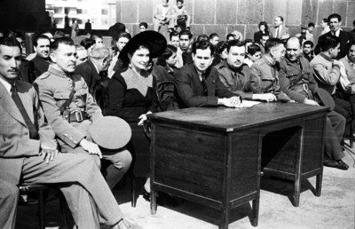 Militares, funcionarios y personalidades en un acto público
