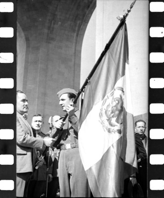 Javier Rojo Gómez entregando bandera a un militar