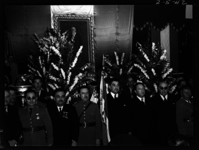 Roberto Gómez, funcionarios y militares durante una ceremonia en homenaje a Venustiano Carranza