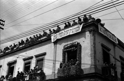 Miguel Alemán Valdés en compañía de funcionarios en un balcón